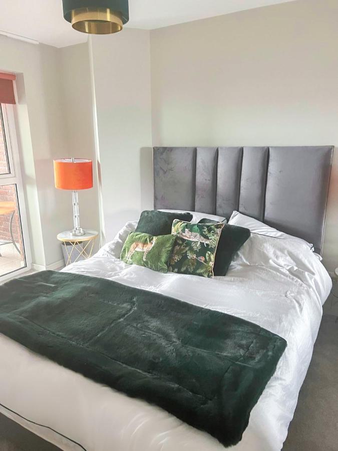 Modern Luxurious Apartment W/ Patio Balcony & View Jordanstown Eksteriør bilde