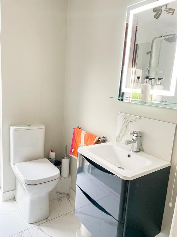Modern Luxurious Apartment W/ Patio Balcony & View Jordanstown Eksteriør bilde